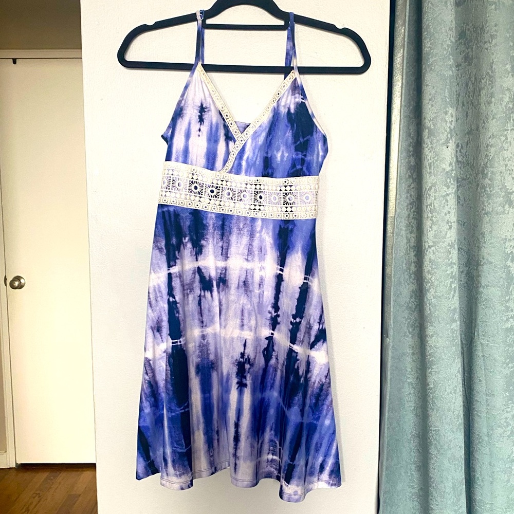 Tie Dye summer dress or cover up. Adorable women’s dress in EUC! Removable pads